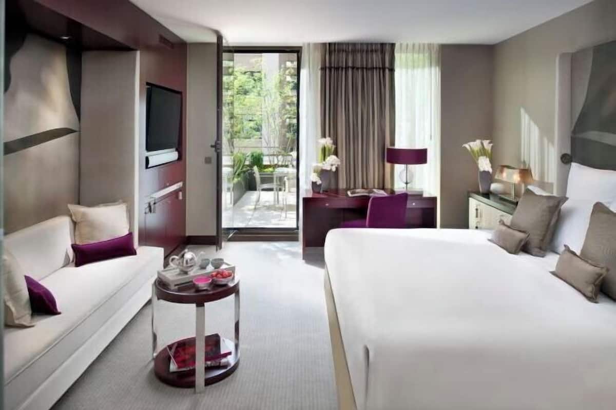 Premium bedding, minibar, in-room safe, desk