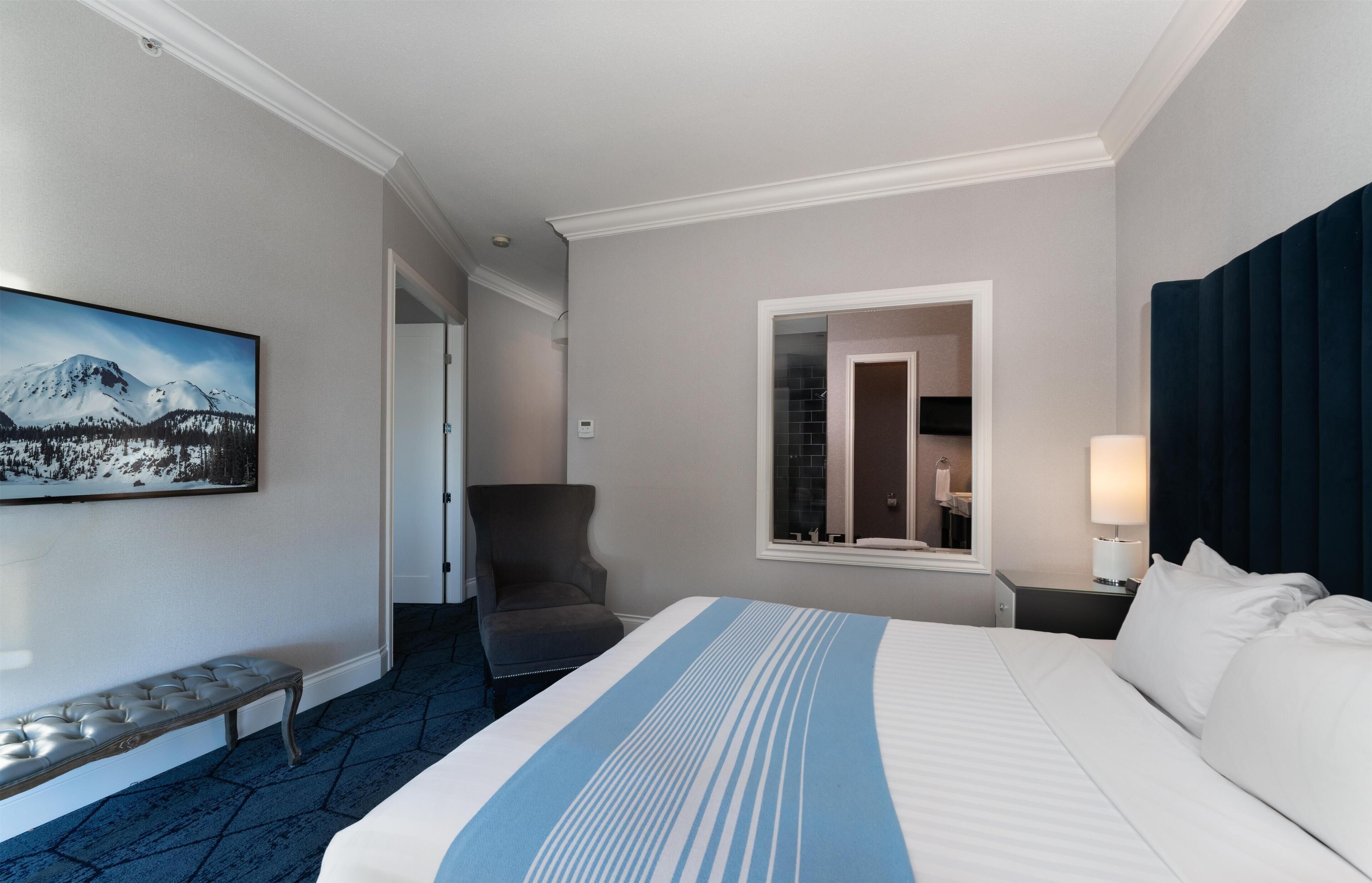 Suite, 1 King Bed, Non Smoking (Living Room, Prestige Floor) | Premium bedding, pillowtop beds, in-room safe, individually decorated