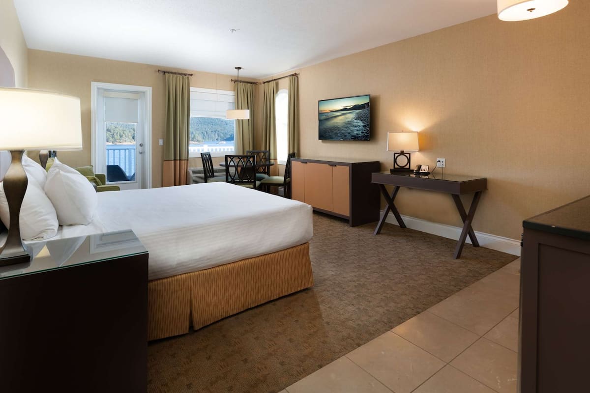 Premium bedding, pillowtop beds, in-room safe, individually decorated