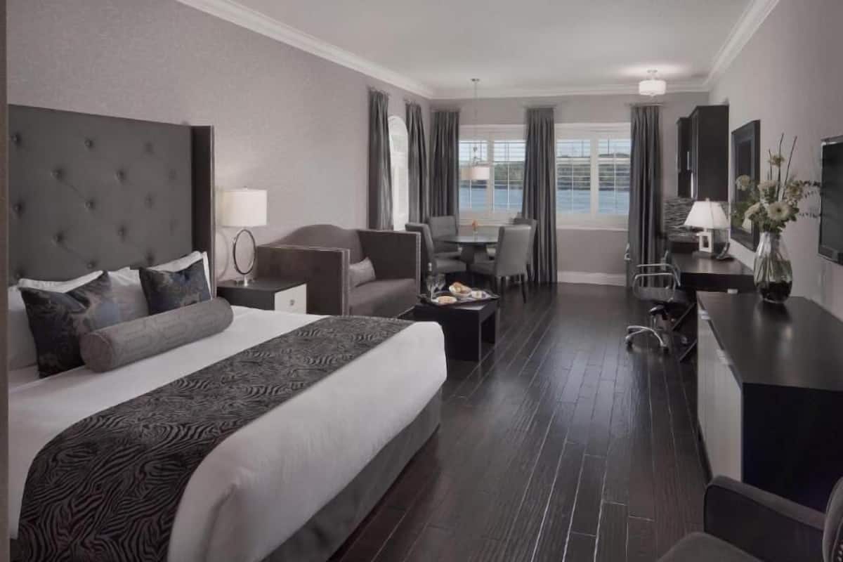 أغطية فراش متميزة وأسرّة بطبقة علوية مريحة وخزنة داخل الغرفة