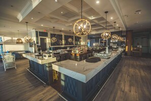 Se sirven desayunos, comidas, cenas y cocina americana con vista al mar