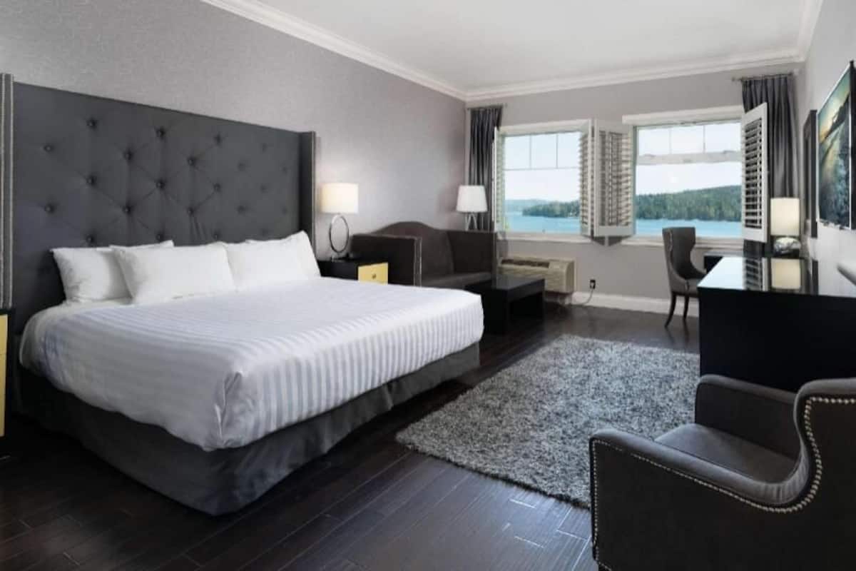 أغطية فراش متميزة وأسرّة بطبقة علوية مريحة وخزنة داخل الغرفة