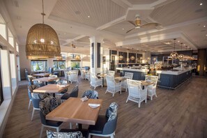 Melayani sarapan, makan siang, makan malam; dengan pemandangan laut