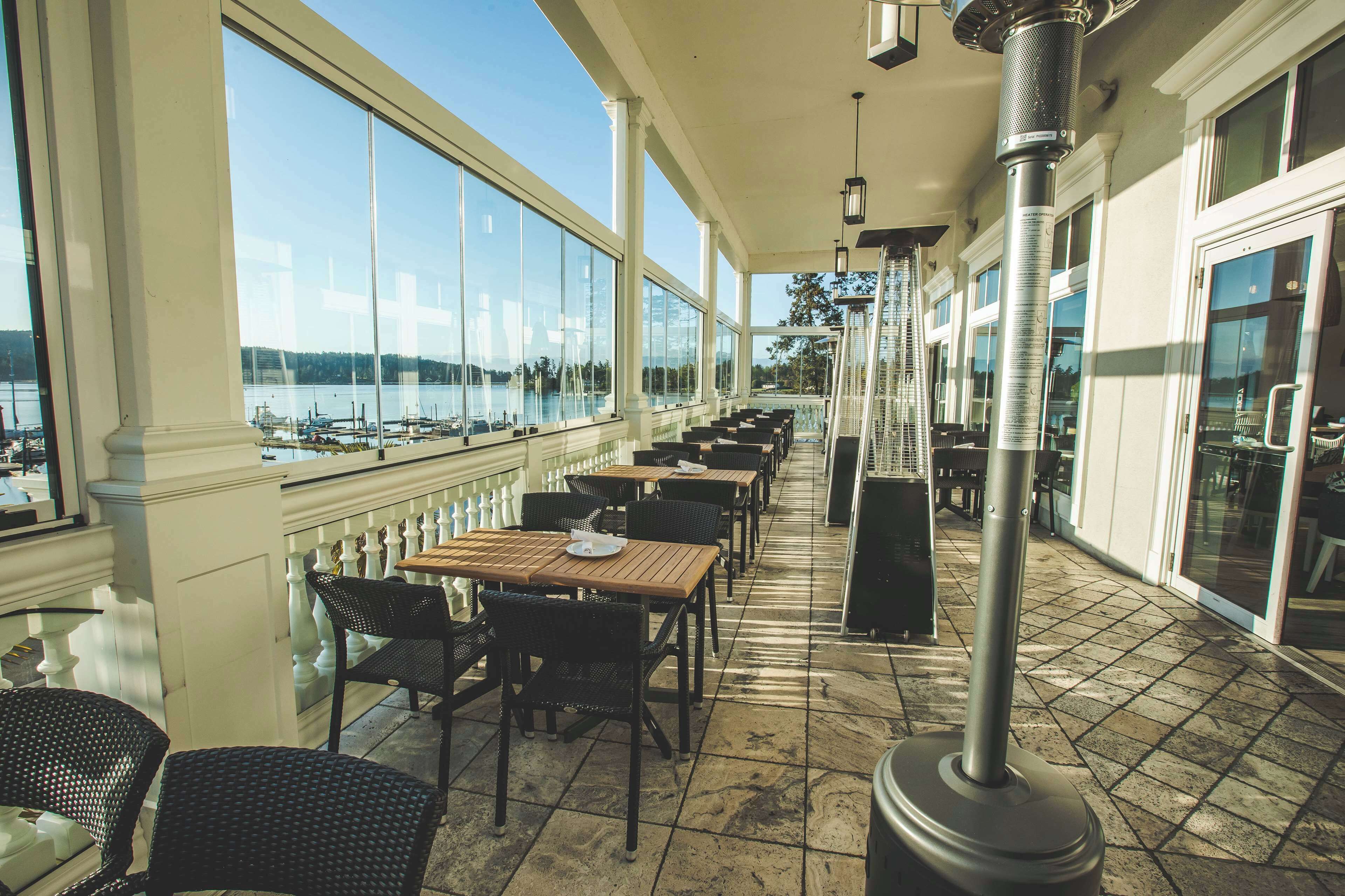 Breakfast, lunch, dinner served; American cuisine, sea views 