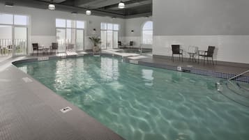 Inomhuspool och solstolar