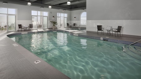 室内游泳池,日光浴躺椅. 尊爵海滨度假村 - WorldHotels Luxury 奢华系列