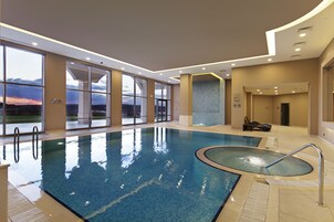 Un sauna, baño turco, masajes con piedras calientes, masajes suecos