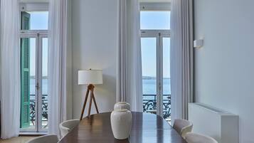 Un coin repas comprenant une table, des chaises, un vase et une lampe.