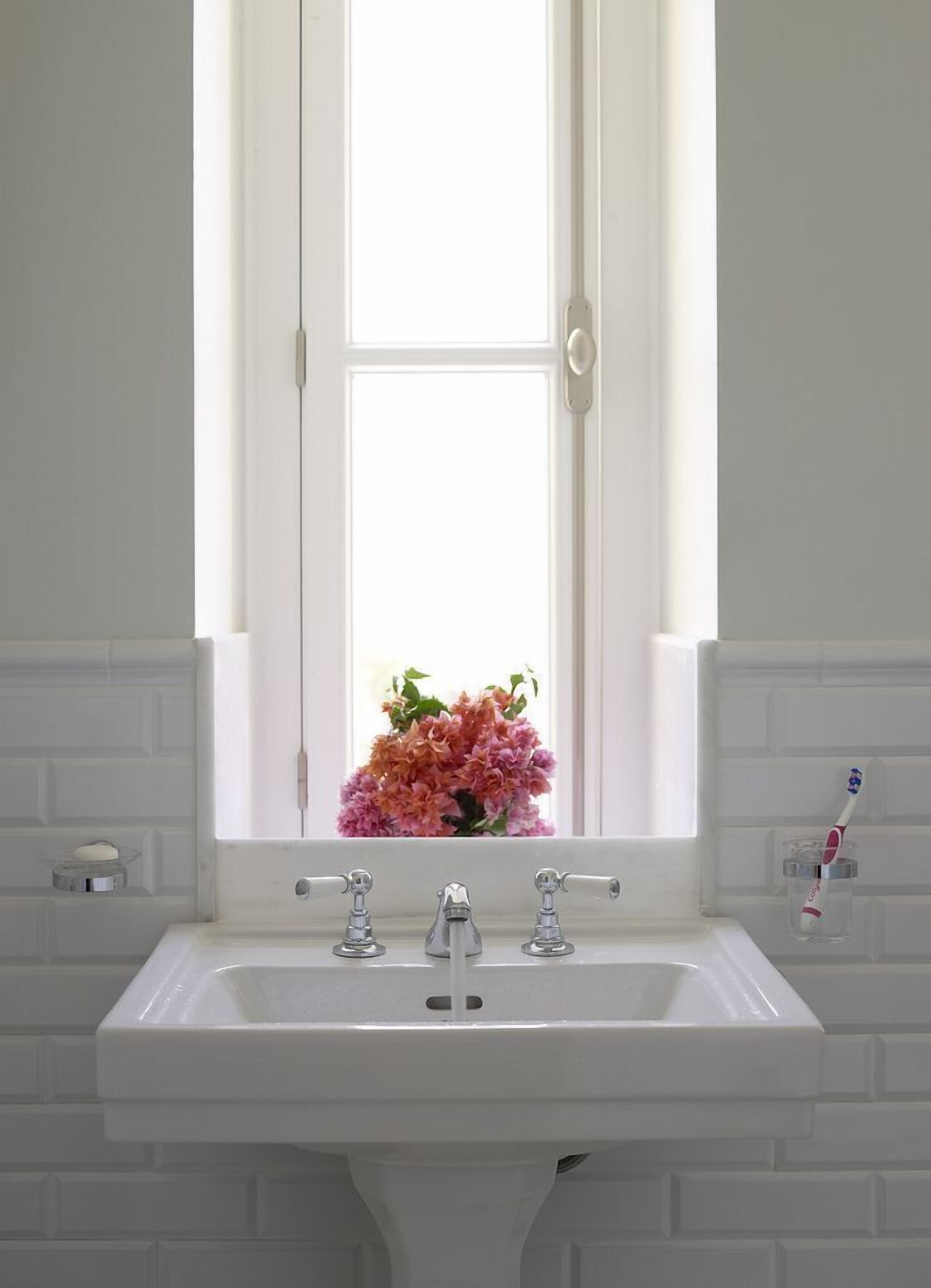 deluxe room, sea view | bathroom | combined shower/bathtub, designer toiletries, hair dryer, bathrobes