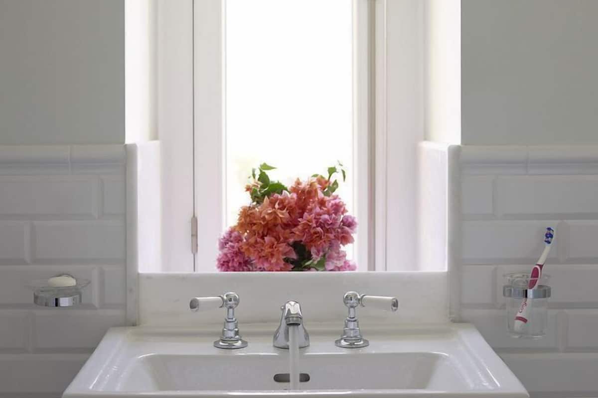 deluxe room, sea view | bathroom | combined shower/bathtub, designer toiletries, hair dryer, bathrobes