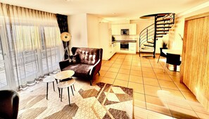 套房 | 起居区 | 55-英寸纯平电视 （配备数码频道）、电视