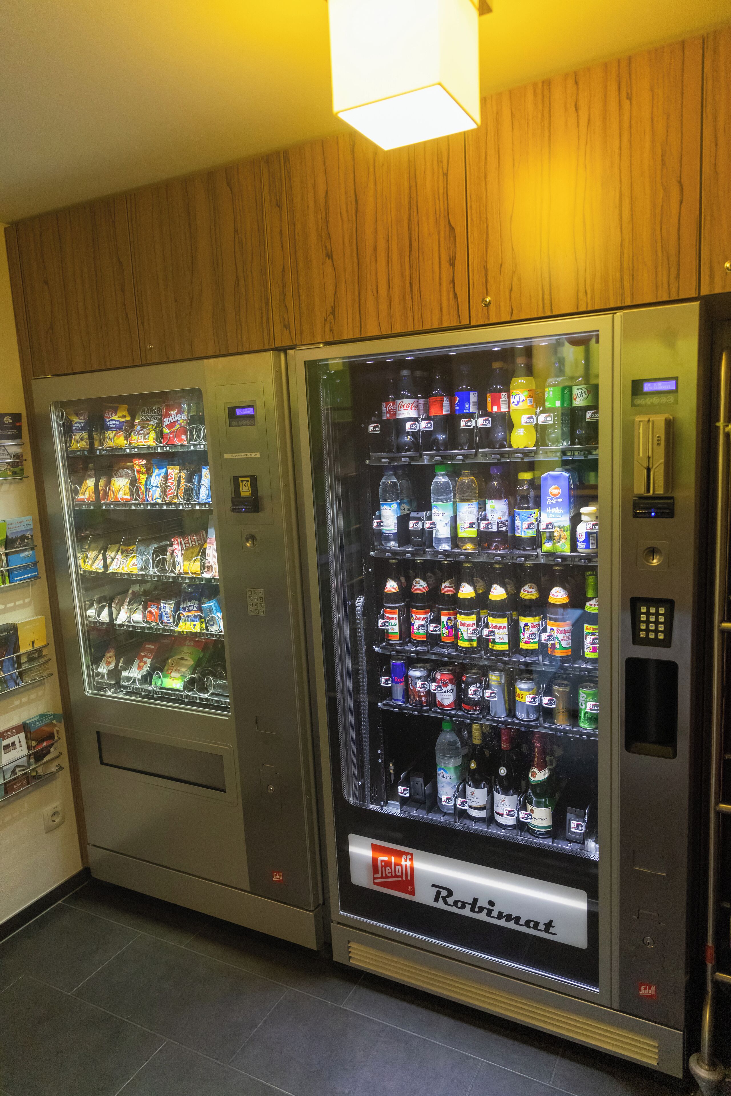 Ein Getränke- und Snackautomat mit vielfältigem Angebot.