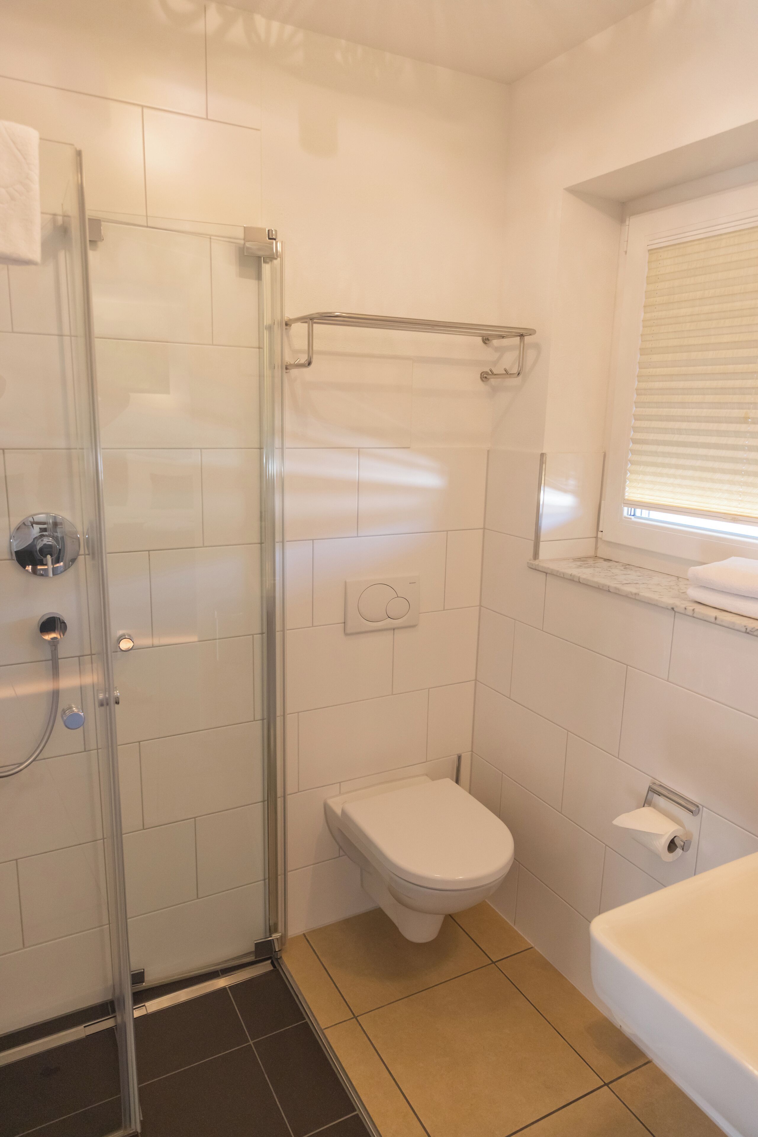 Ein Badezimmer mit Duschkabine, Toilette und Badewanne.