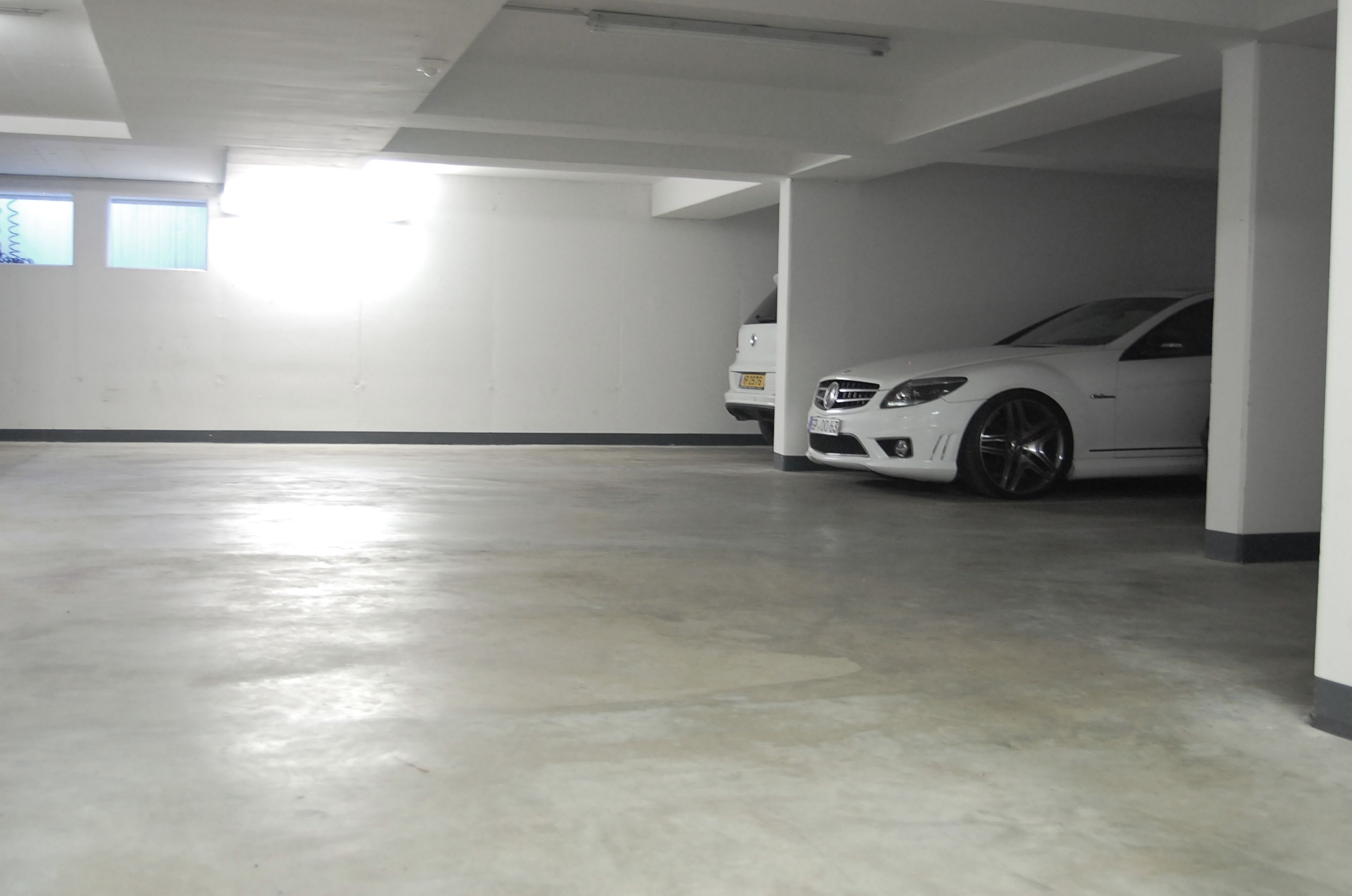 Eine Parkgarage mit einem weißen Auto darin.