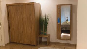 Barrierefreies Apartment | 1 Schlafzimmer, hochwertige Bettwaren, Zimmersafe, individuell dekoriert