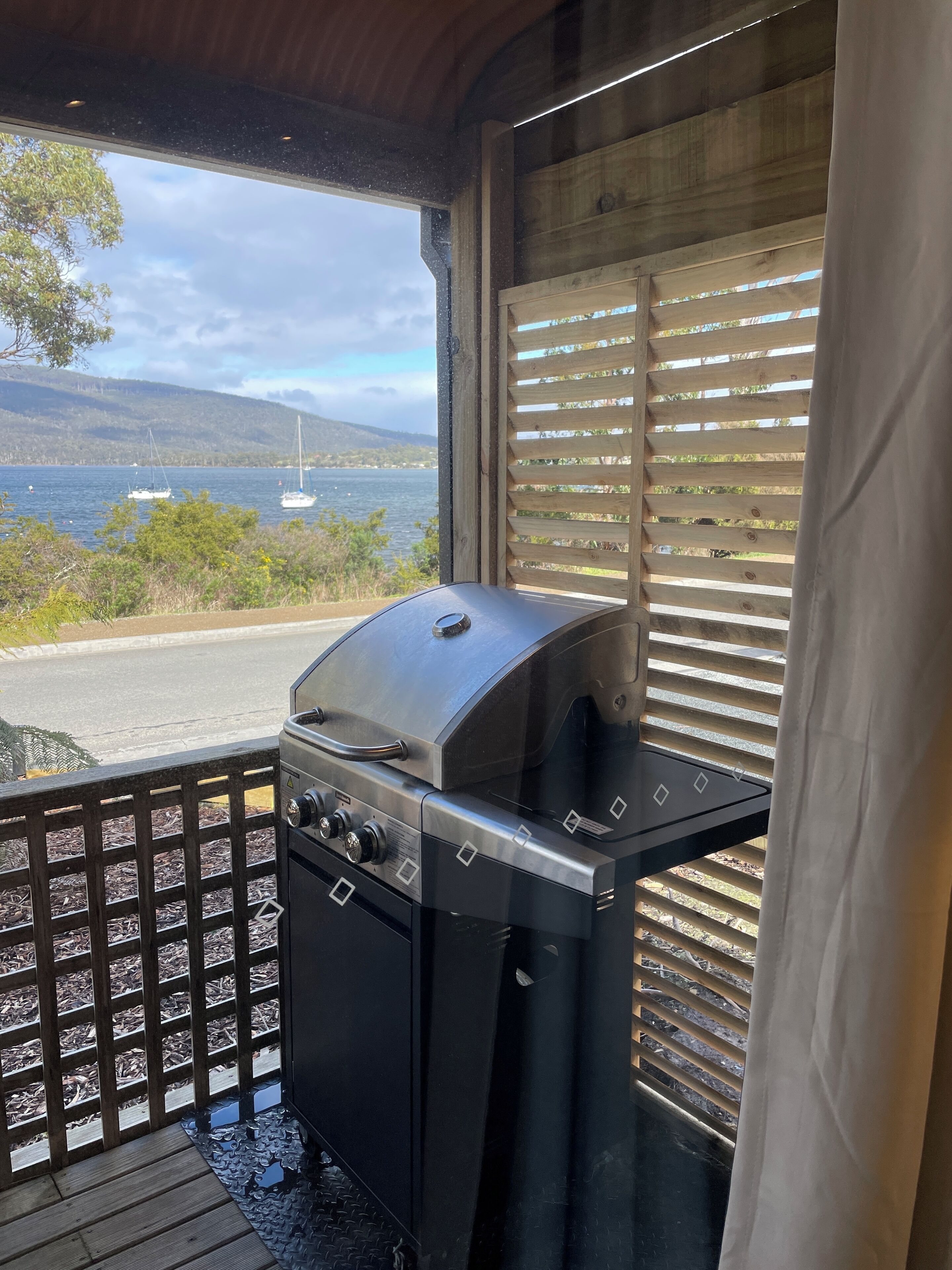 高档床上用品、羽绒被、迷你吧、客房内保险箱