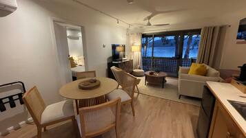 Luxury Cabin, 1 Queen Bed, Bay View, Oceanfront