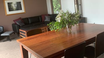 Family House, 2 Bedrooms, Mountain View, Mountainside | In-room dining