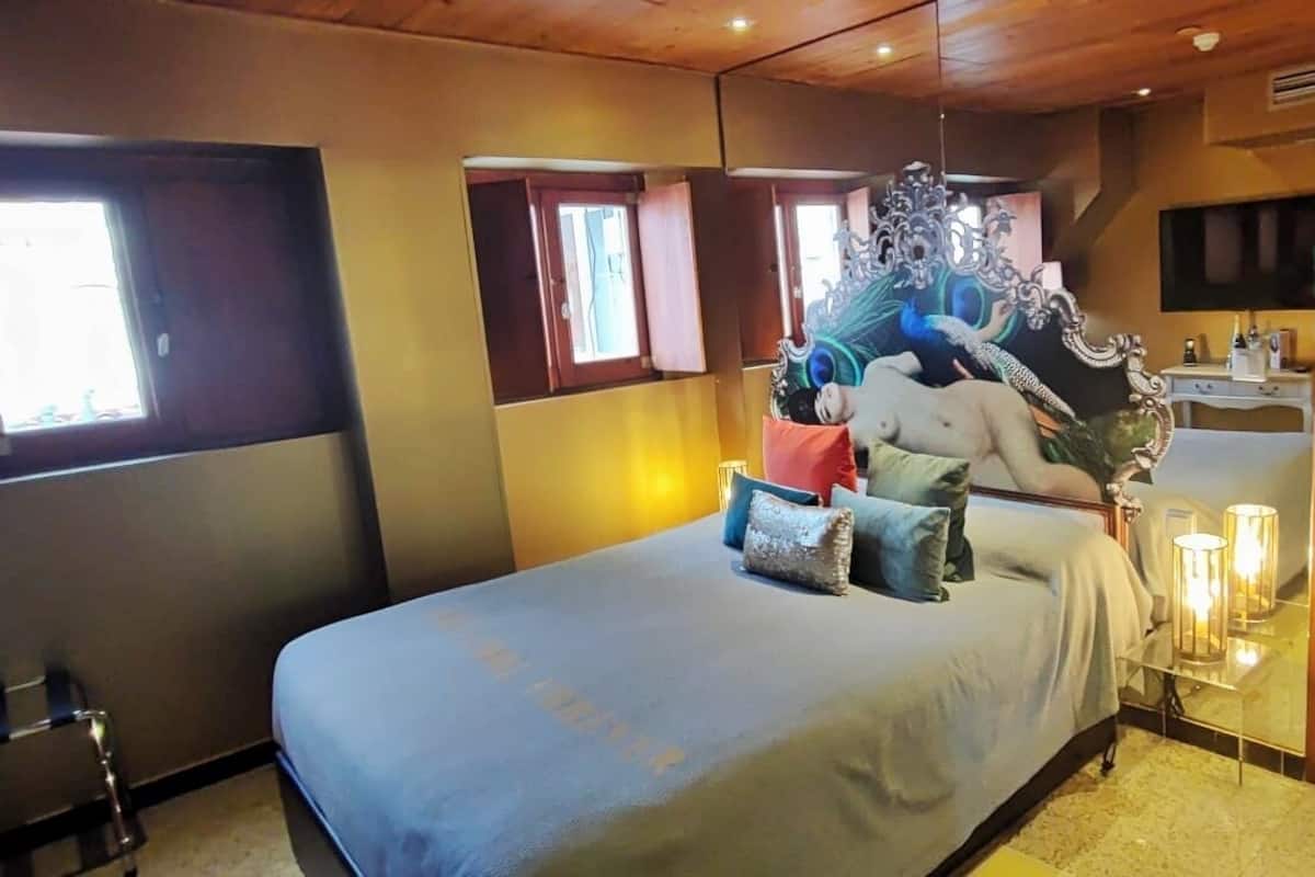 Estudio básico | Caja fuerte, decoración individual, mobiliario individual y escritorio