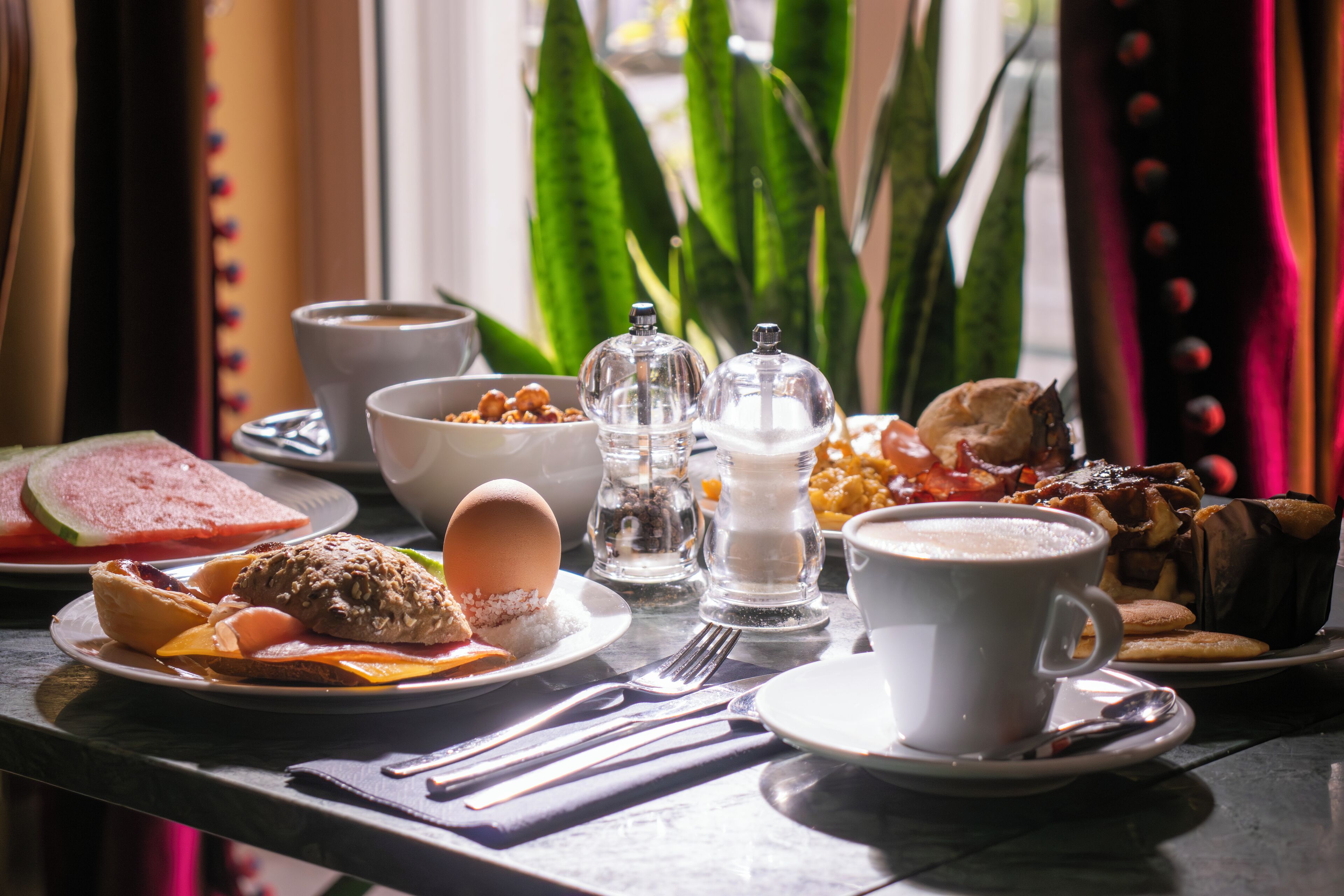 每日供应自助式早餐（每人 EUR 15）