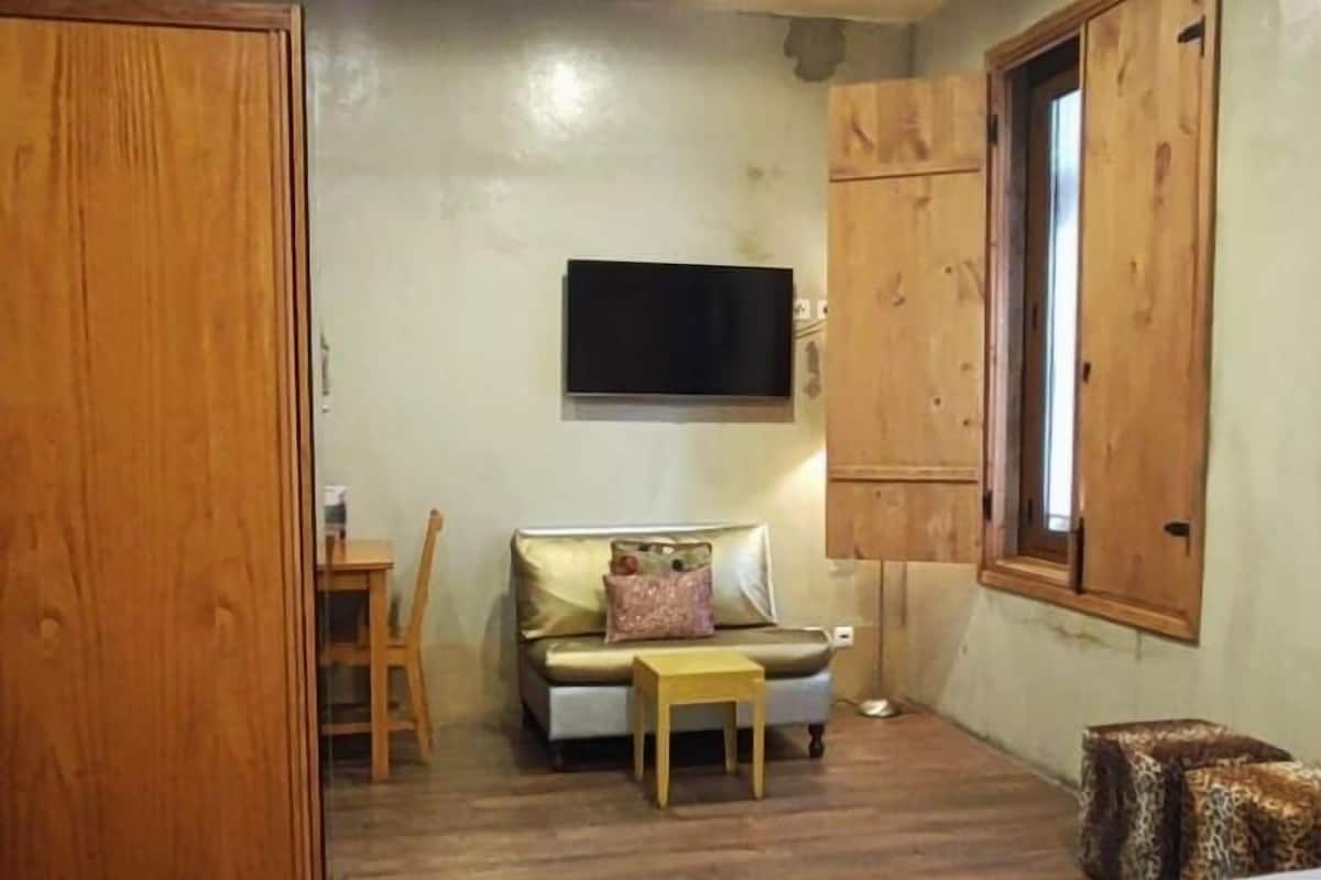 Estudio superior | Caja fuerte, decoración individual, mobiliario individual y escritorio