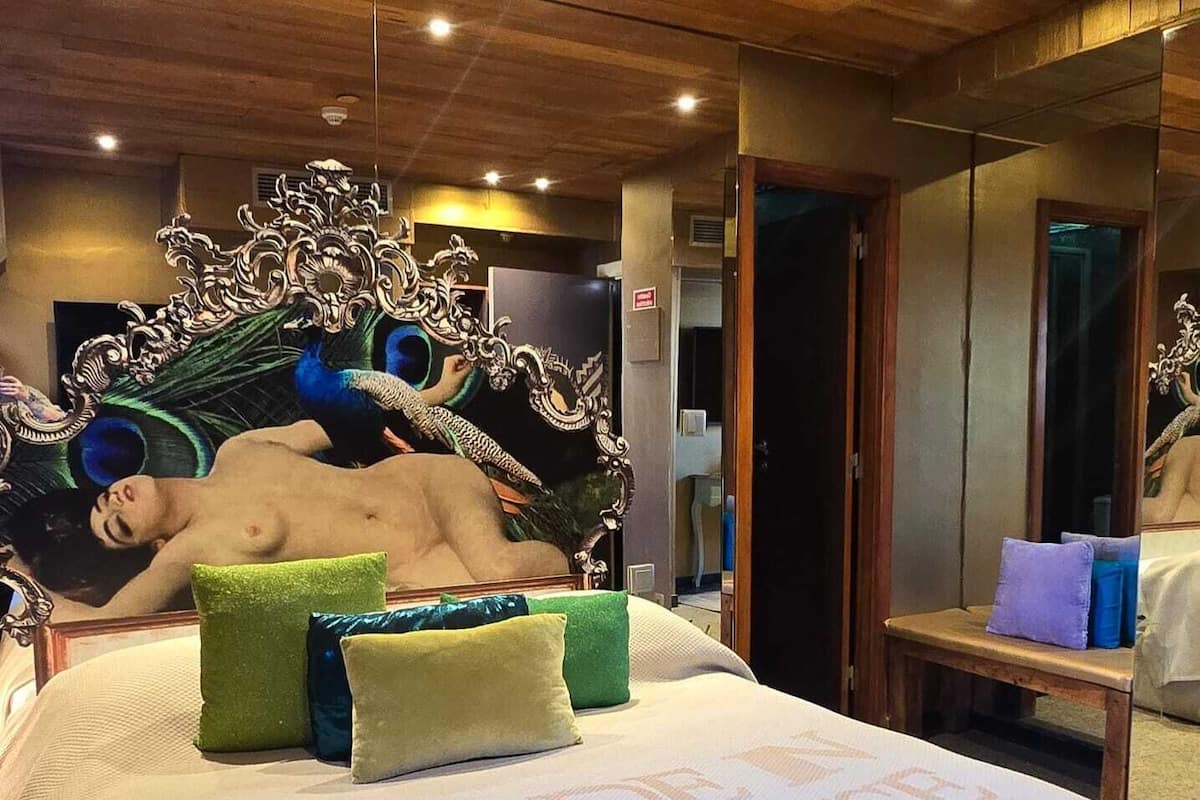 Estudio básico | Caja fuerte, decoración individual, mobiliario individual y escritorio