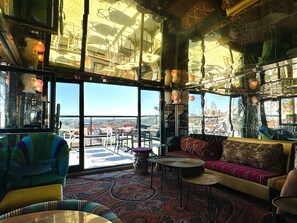 Serviert Frühstück, Mittagessen und Abendessen