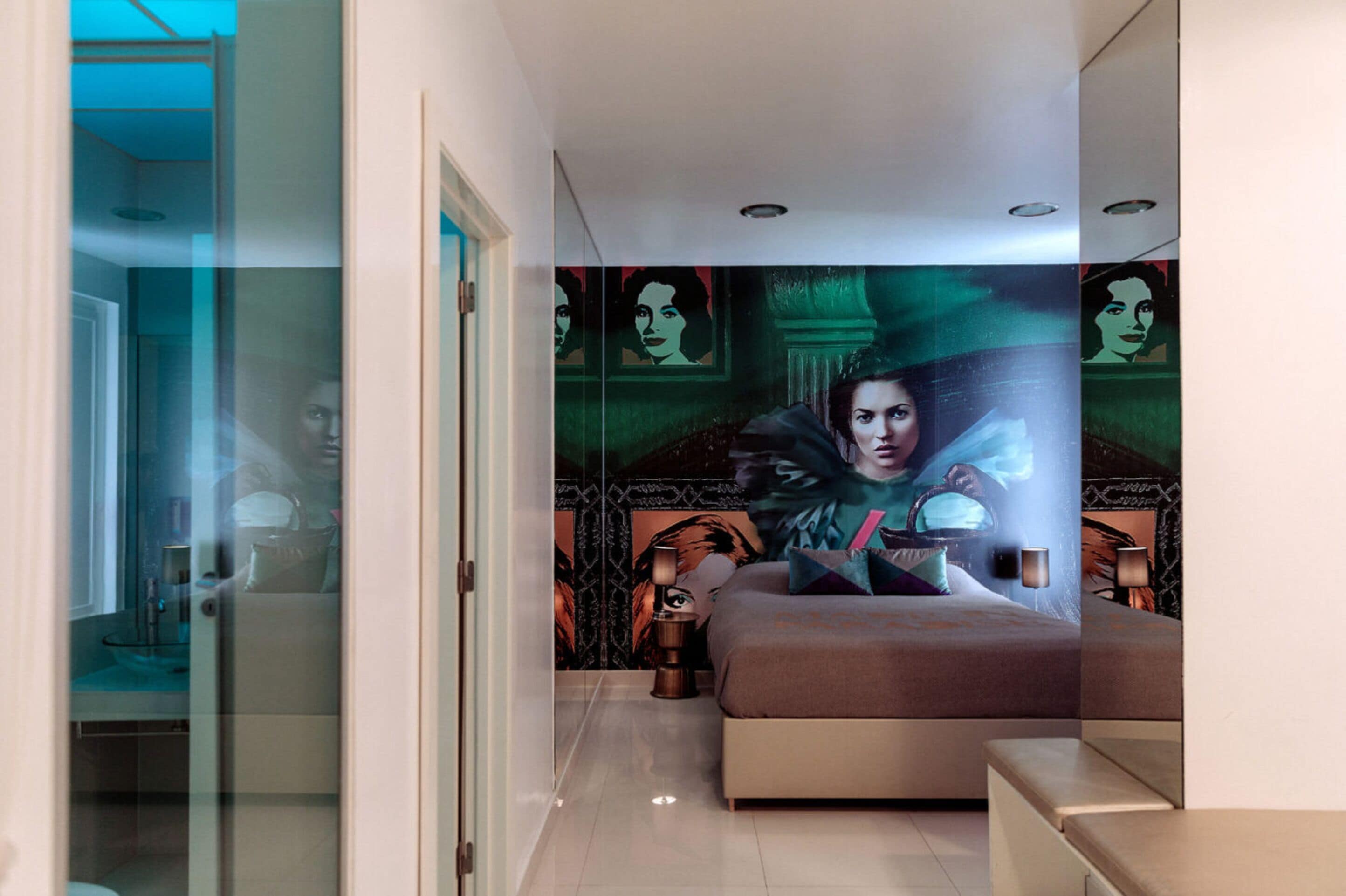 Une chambre à coucher moderne avec un grand lit, une table de chevet et une fresque murale.