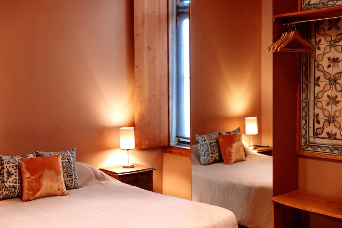 Apartamento superior, 3 habitaciones (Pombalino) | Caja fuerte, decoración individual, mobiliario individual y escritorio