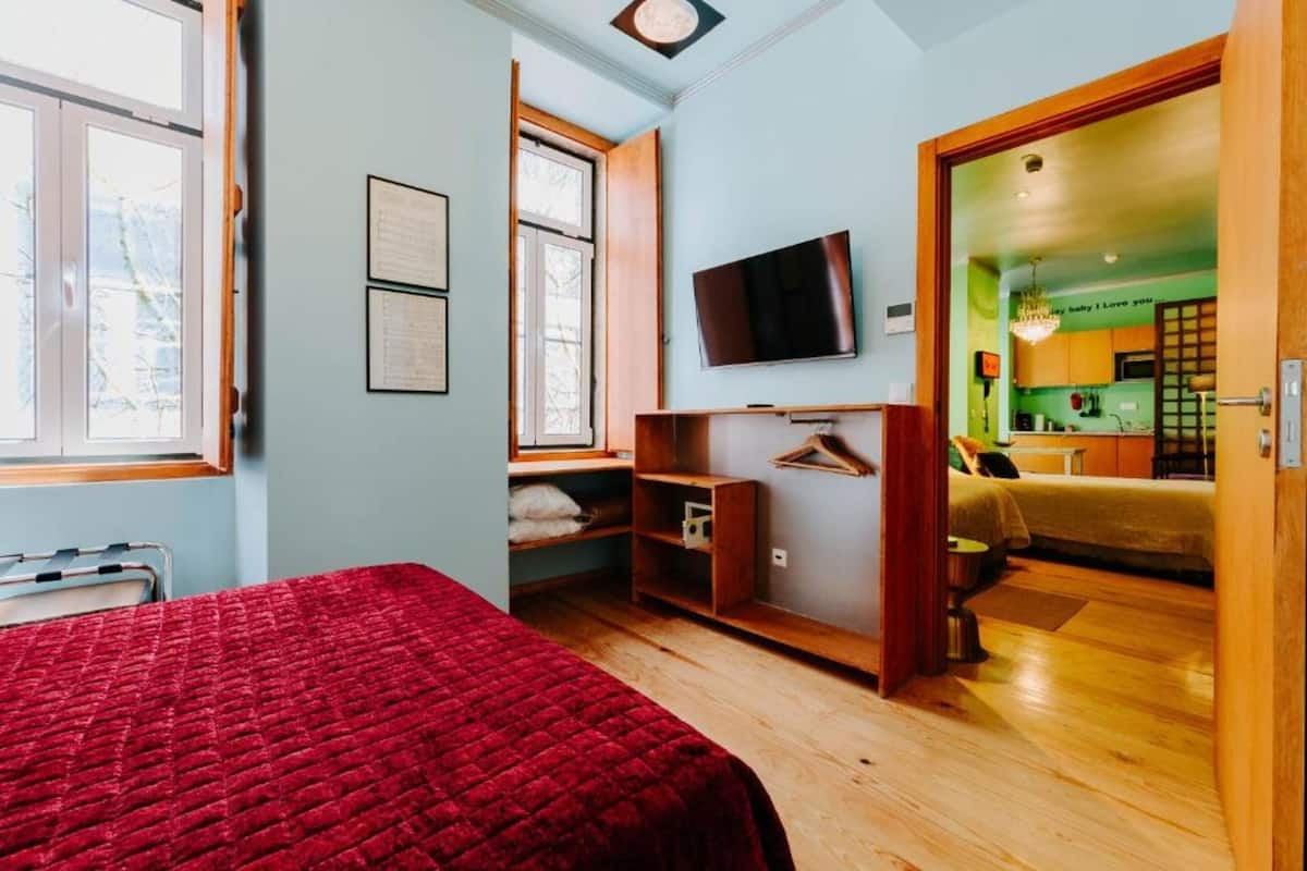 Habitación familiar | Caja fuerte, decoración individual, mobiliario individual y escritorio