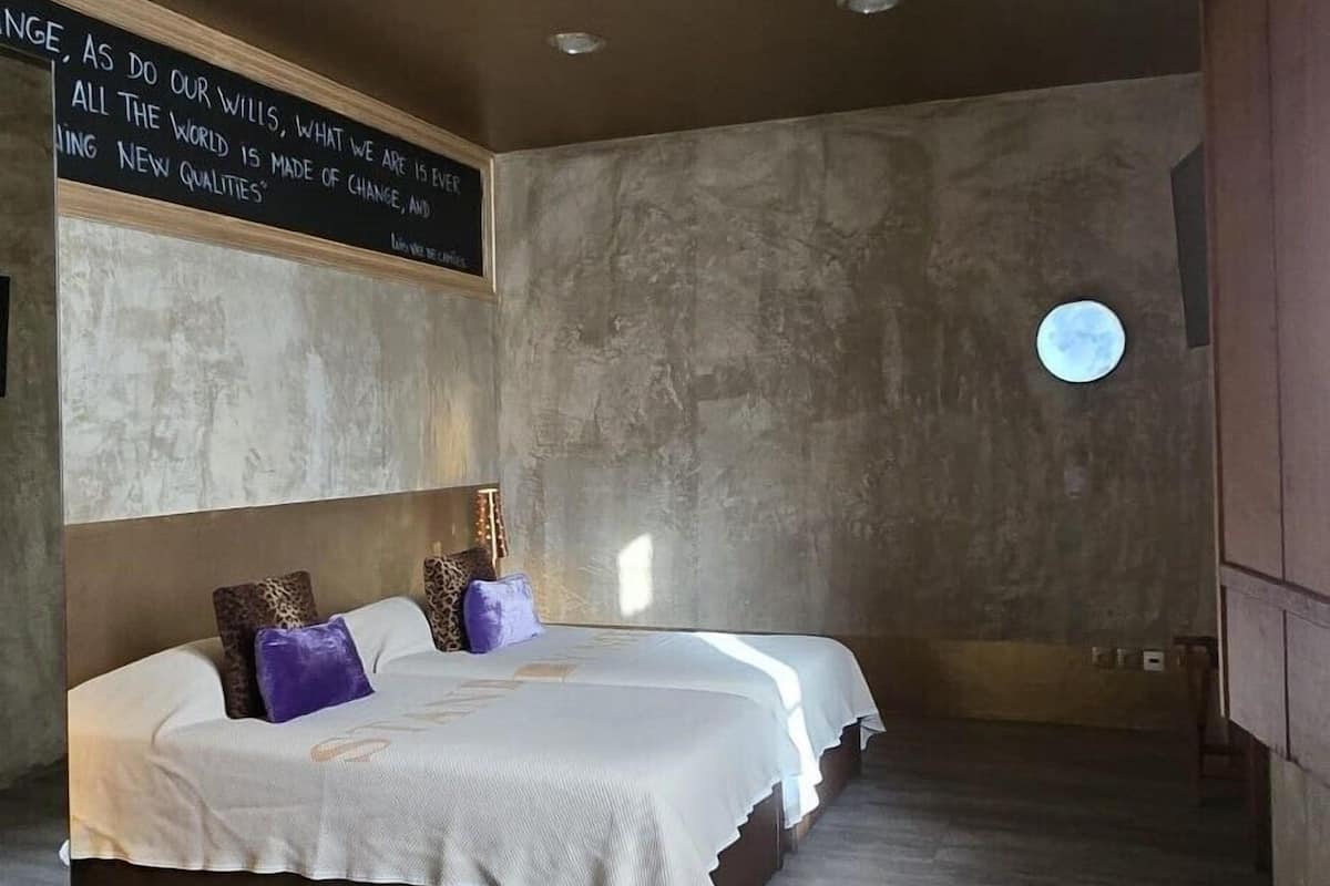 Estudio superior | Caja fuerte, decoración individual, mobiliario individual y escritorio