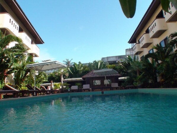 Piscina externa, funciona das 9h às 21h, guarda-sóis, espreguiçadeiras