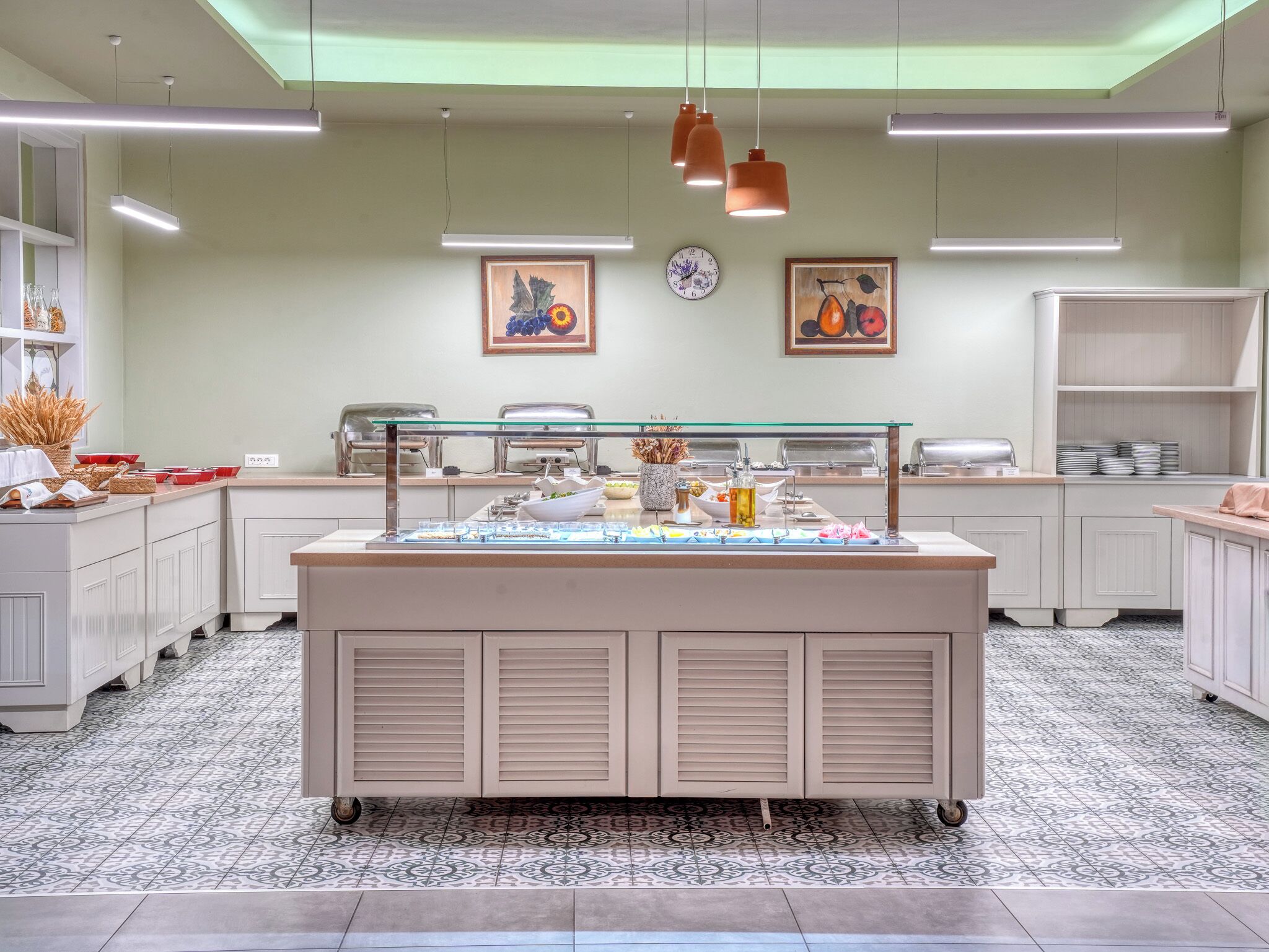 Un buffet agrémenté d’une vitrine, d’une horloge et d’une œuvre d’art encadrée accrochée au mur.