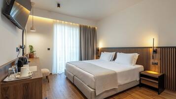 Deluxe Room, Sea View | Hypo-allergenic bedding available, minibar, in-room safe, soundproofing