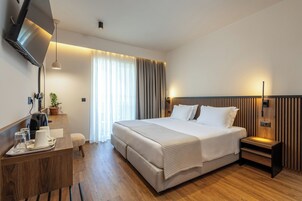 Habitación Deluxe, vistas al mar | Ropa de cama hipoalergénica, minibar, caja fuerte