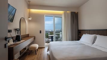 Deluxe-sviitti, merinäköala | Allergiatestatut vuodevaatteet, minibaari, tallelokero huoneessa