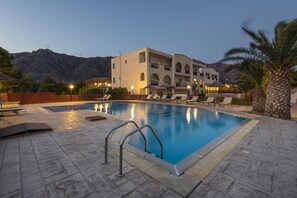 Seasonal outdoor pool, pool umbrellas, sun loungers - Kalimera Mare (Kos)