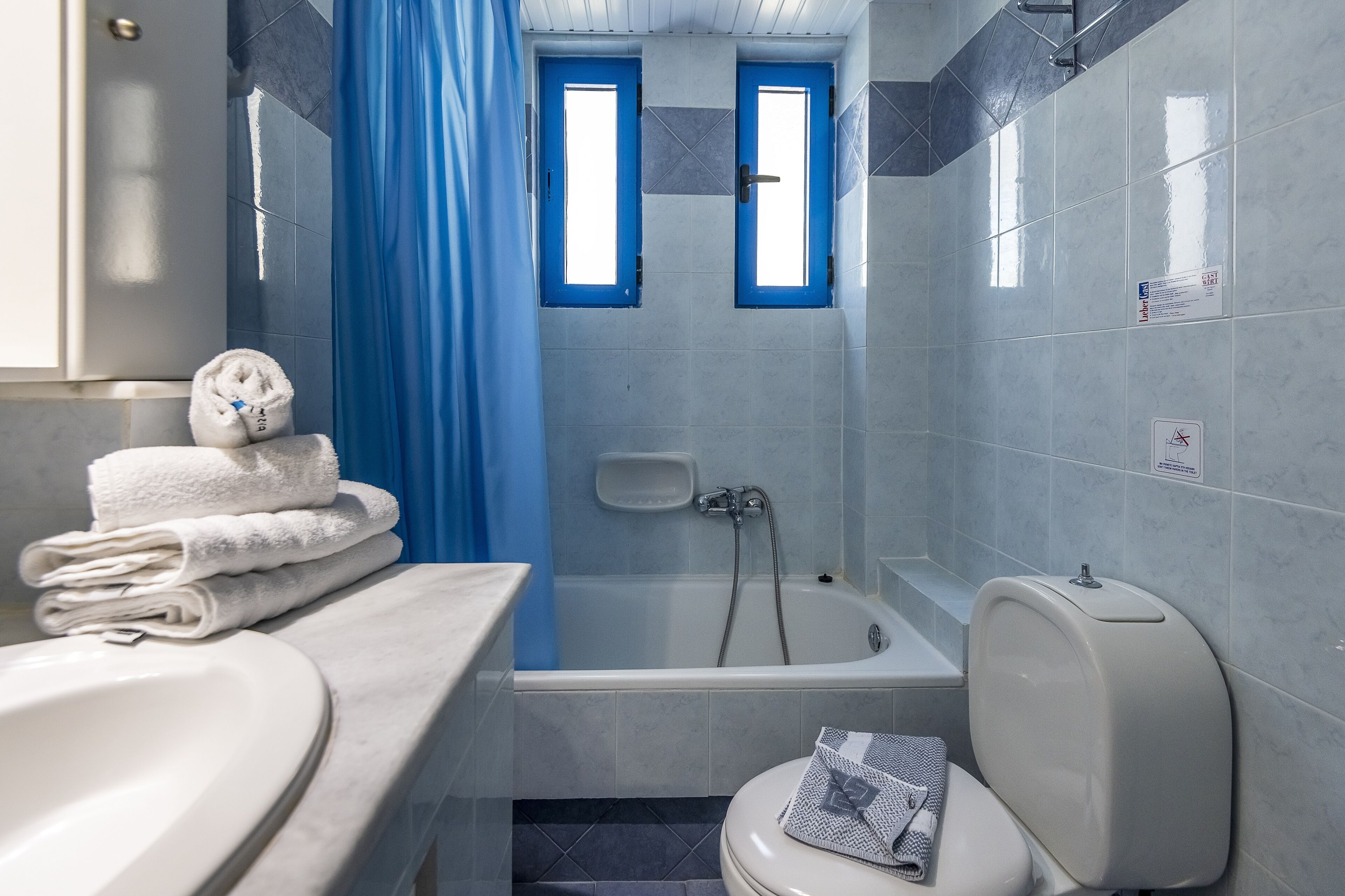 Un baño moderno con bañera, inodoro y lavabo.