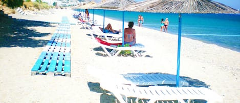 In Strandnähe, Liegestühle, Sonnenschirme, Strandtücher