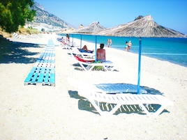 Ubicación cercana a la playa, tumbonas, sombrillas y toallas de playa