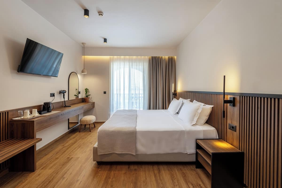 Deluxe room Garden view | Hypo-allergenic bedding available, minibar, in-room safe, soundproofing
