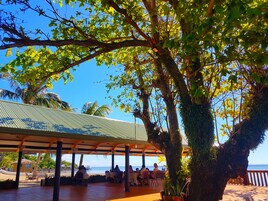 Bar junto a la piscina