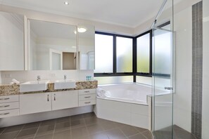 Casa de lujo, 3 habitaciones | Baño | Tina con regadera, amenidades de baño gratuitas, secadora de cabello 