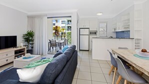 Un apartamento moderno con sala de estar, comedor y cocina.