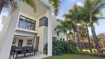 Luxury House, 3 Bedrooms | Teres/patio