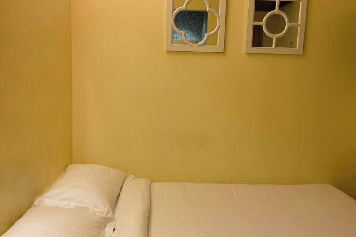 Free WiFi, bed sheets