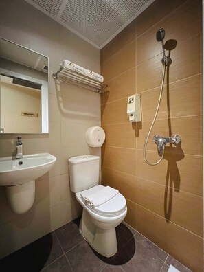 Chambre Standard Double ou avec lits jumeaux, pas de fenêtre | Salle de bain