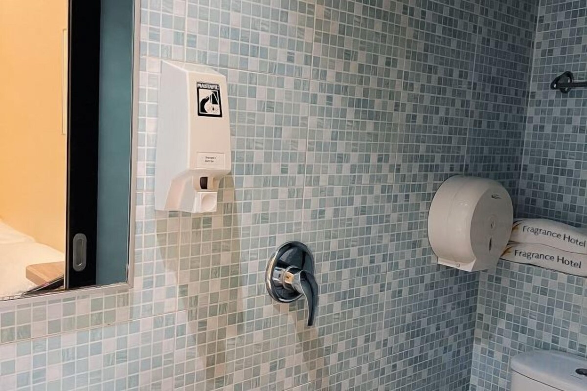Baño | Ducha, artículos de higiene personal gratuitos y secador de pelo