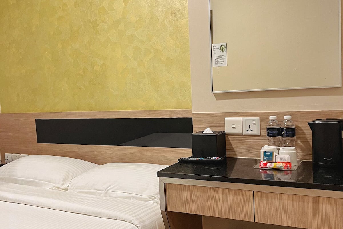 Chambre Standard double ou avec lits jumeaux, pas de fenĂȘtre | AccĂšs au Wi-Fi (inclus), literie fournie