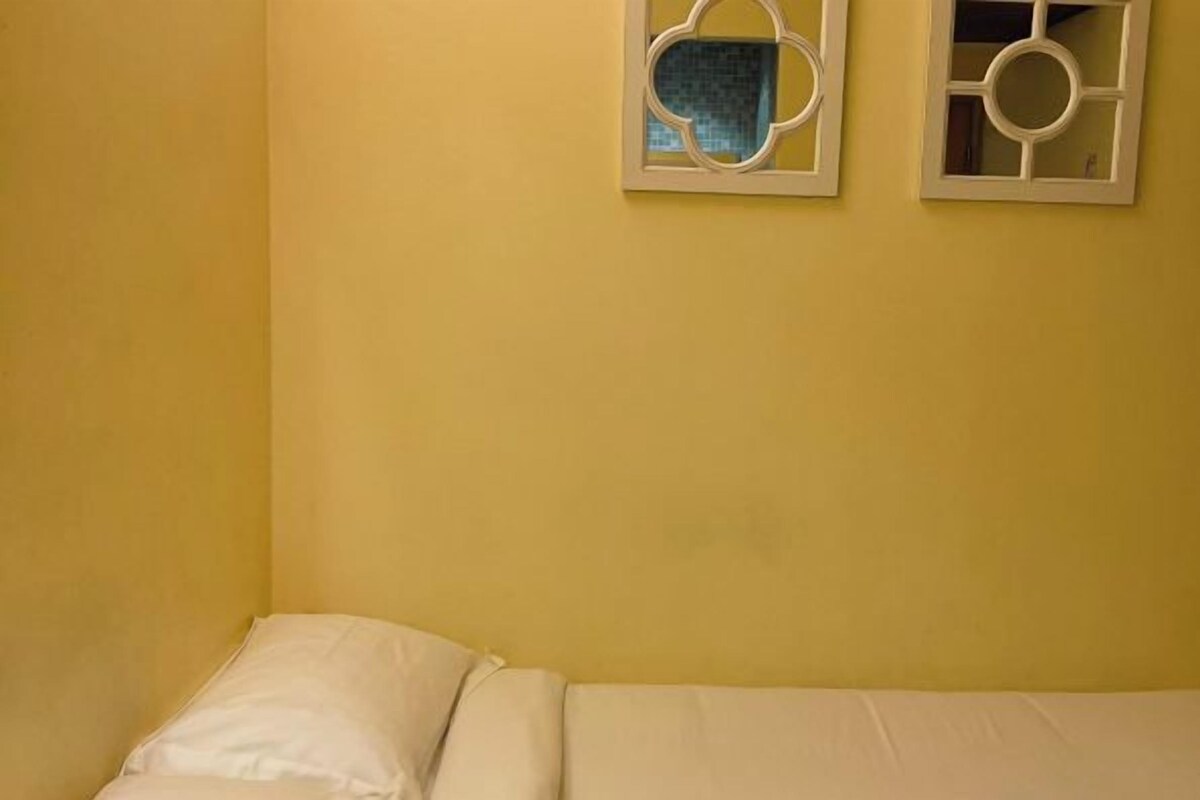 Caja de seguridad en la habitación y tabla de planchar con plancha